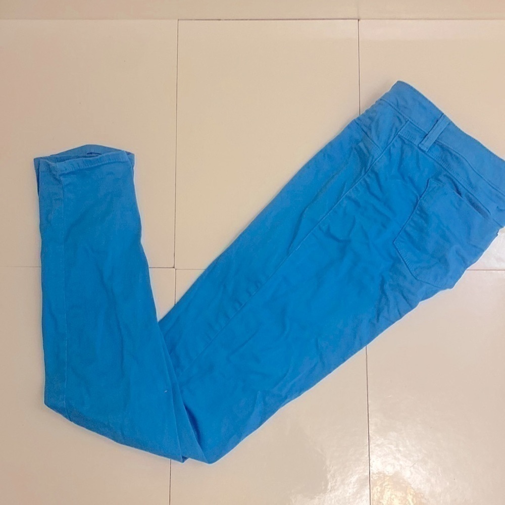 Fade to Blue azure blue cotton/ spandex skinny jeans. Mid rise. Size 28.